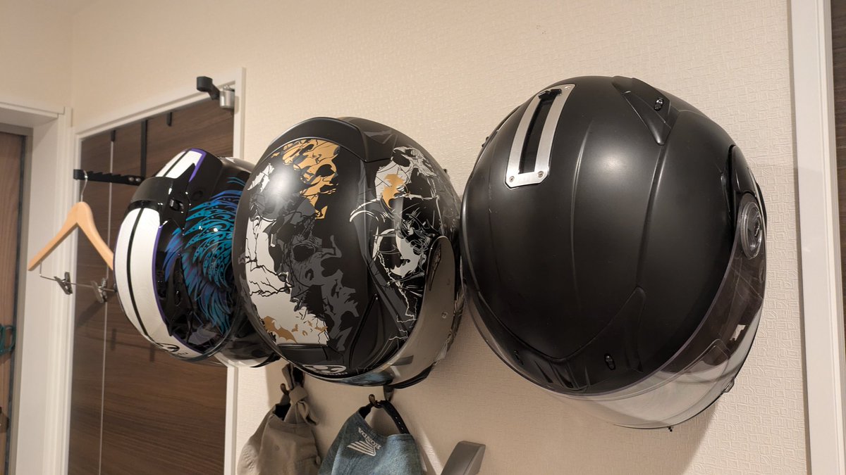 3838_138's tweet photo. セリアのアイアンバーを
こうして…
こう！

よいヘルメット置き場の完成！

#セリア
#100均パトロール
#バイク垢です
#バイク好きと繋がりたい
#カブ主と繋がりたい https://t.co/2SIpQAWy9y
