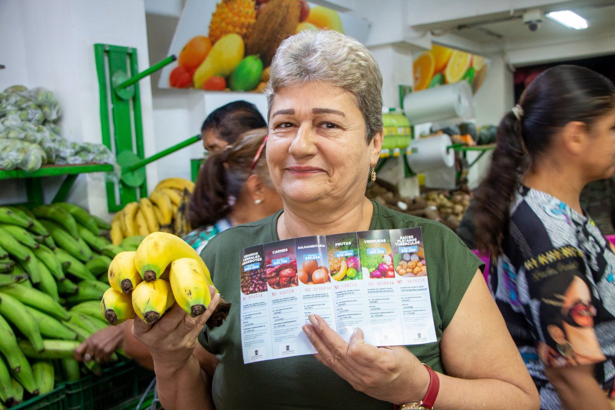 FicoGutierrez's tweet photo. 16.345 hogares de Medellín se beneficiarán con bonos alimentarios, que se entregarán durante el año para apoyar el acceso a alimentos.

Son más de 81.000 bonos, priorizados por la misma gente a través de Presupuesto Participativo.

El mensaje es claro: llevar apoyo real a quienes más lo necesitan. Medellín está mejorando 💥.