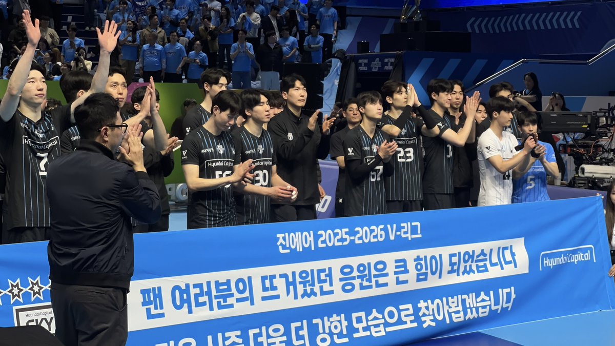 이름 tweet media