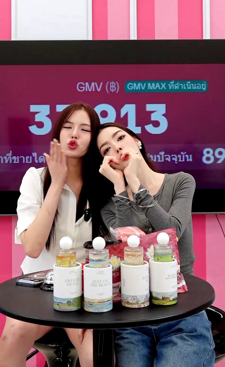 megaindecisao's tweet image. Eu só assisti um pouquinho porque dormi demais 🥺
Eu tava com tanta saudade delas 🥺

SONGKRAN SHOP WITH XONA #XONAxMGISHOP2026
#โซน่า #xona