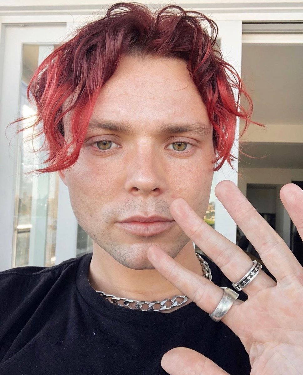 beth ४ tweet media