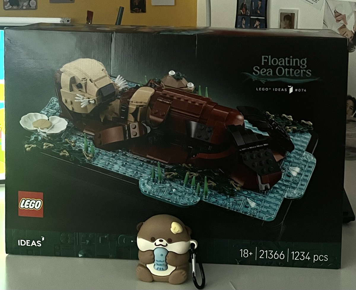 smallishotters's tweet image. ottermaxxing so hard i got the lego otters and a new otter airpods case u guys dont fuck w otters like i do