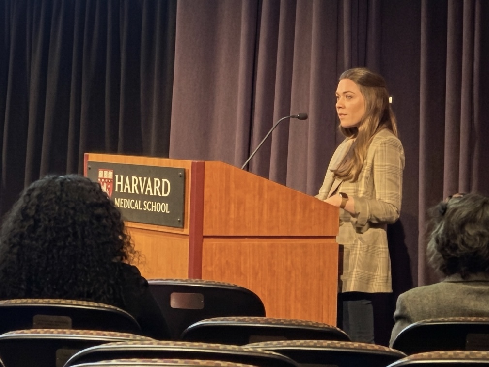 DFCI_BreastOnc's tweet image. Exploring new strategies in #TNBC with Alexandra Indeglia, PhD who discussed targeting transcriptional drivers of plasticity and resistant cell states in #TripleNegativeBreastCancer at the @df_hcc  #BreastAndGynecologicCancerSymposium.