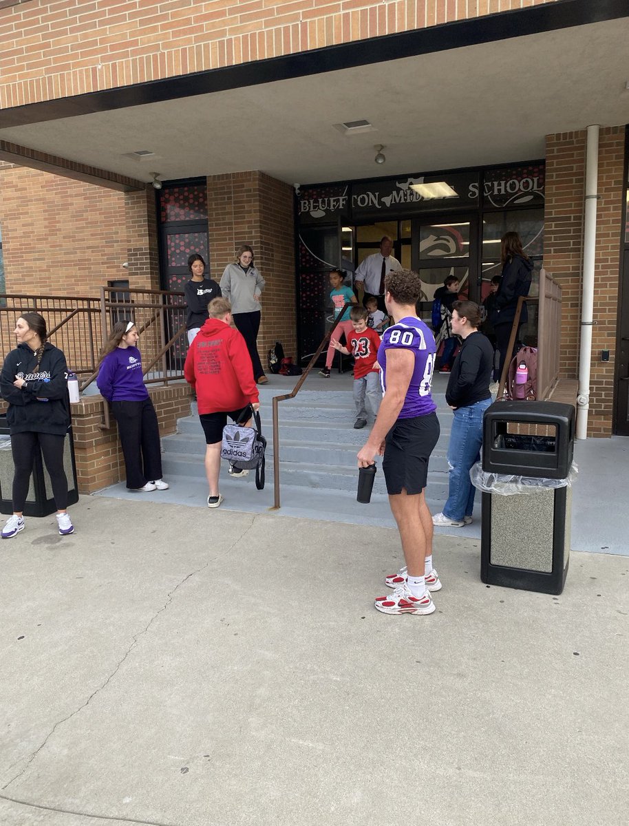 BlufftonFB's tweet photo. HIGH FIVE FRIDAY! https://t.co/5toeGBnfDU
