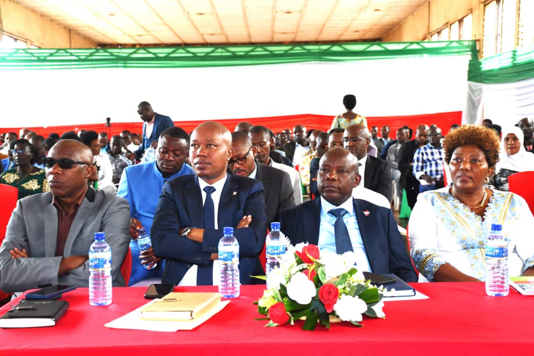 Le ministre de <a href="/MiniJustice_BDI/">Ministère de la Justice de la République Burundi</a>, Alfred Ahingejeje, a invité les administrateurs communaux à soutenir le secteur de la justice en mettant des bâtiments à la disposition des tribunaux zonaux afin de rapprocher la justice de la population.