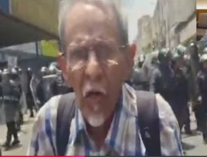 Está 👇 fué la humillación que las personas de la tercera edad sufrieron ayer, un señor y atrás una cuerda de policías, y la interina viajando, que falta de respeto.