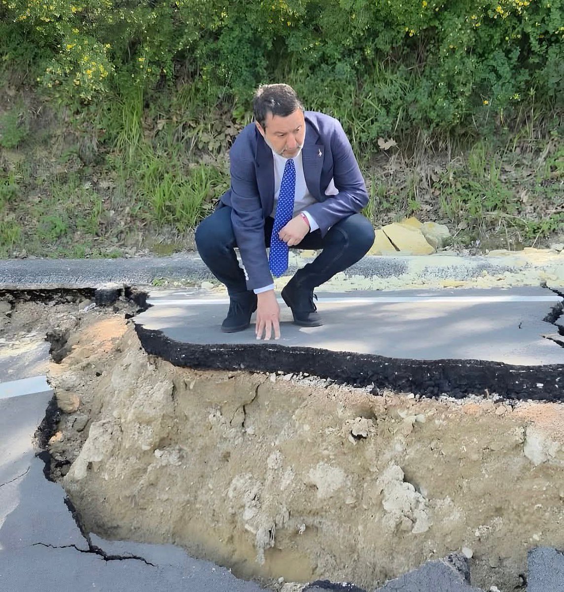 VitoGassi60's tweet photo. Al posto di guardare e basta, perché non spostate quei soldi dalle armi, non al dissesto, ma al disastro idrogeologico in questa nostra Italia !!?? https://t.co/ax7jusIRG7