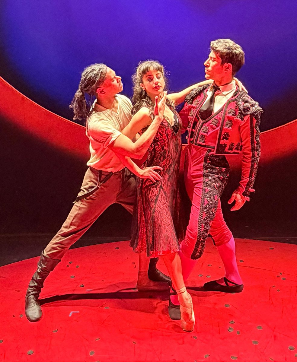 AcostaDanza's tweet photo. ❤️‍🔥Una pasión desvastadora... "Carmen", de @CAcostaOfficial, está presentándose en el Richmond Theatre del Reino Unido...
En las imágenes, los bailarines Adria Díaz, Alejandro Silva y Alexander Arias. 
.
Fotos cortesía de Claudia Retureta.
.
#acostadanza #carlosacosta https://t.co/sH5dGsv8JT