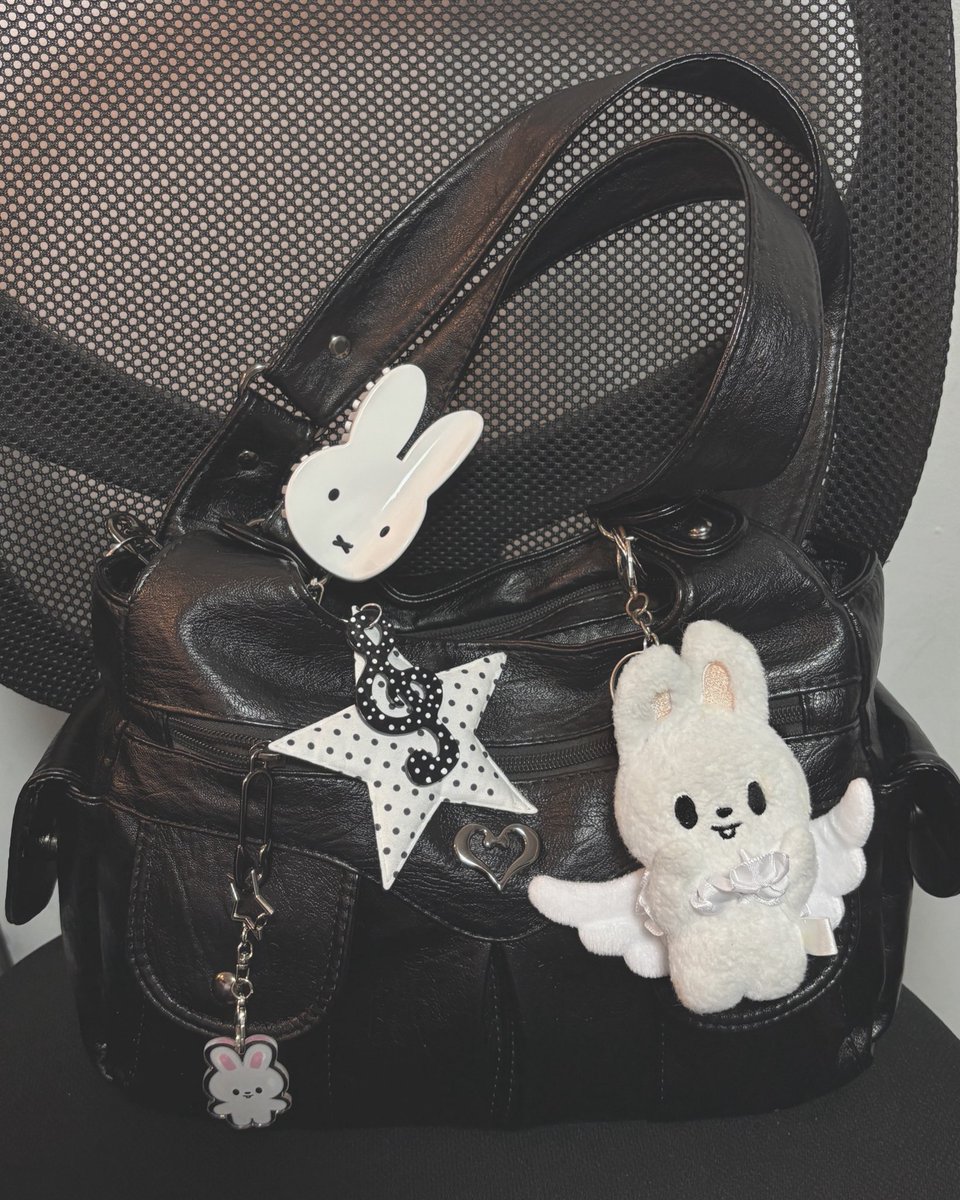 emi 🍮 lee know day !!! tweet media