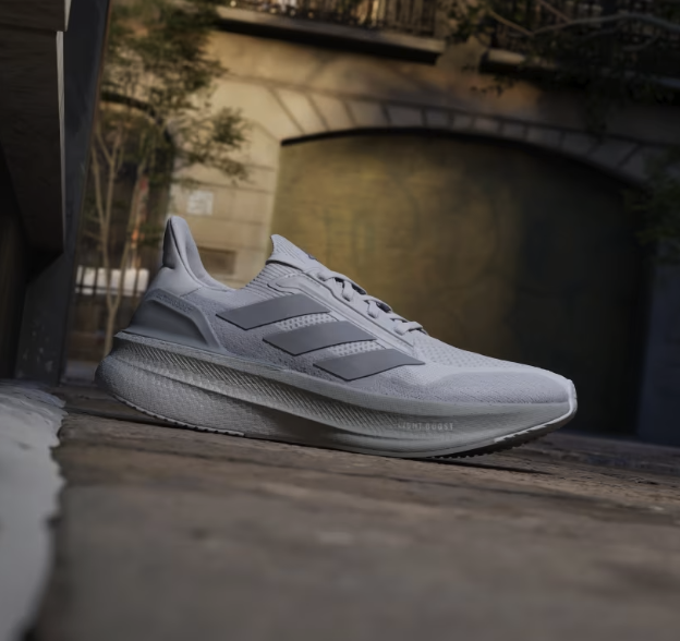 Heskicks tweet media