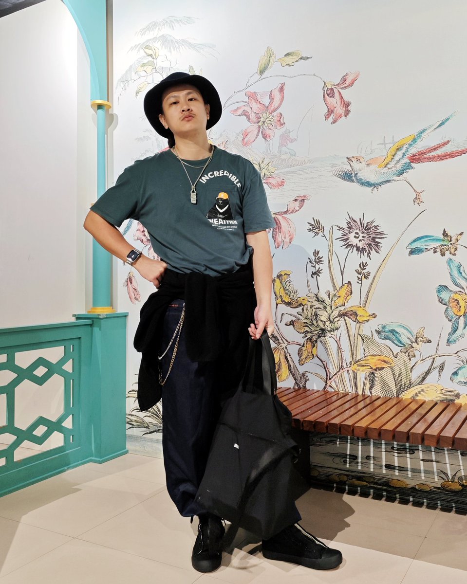 BrianLi813's tweet photo. 補一下週四看展的OOTD，拿出之前新買GU與Under Cover年初聯名的雙面漁夫帽與高筒拉鍊板鞋，搭配黑熊T與直筒微燈籠褲版型的鳶褲。腰間綁上怕看展會冷的外套，還有另一串自製褲鏈做點綴。

#OOTD #鳶褲 #燈籠褲 #ニッカズボン #穿搭 https://t.co/Z2azRrr5c8