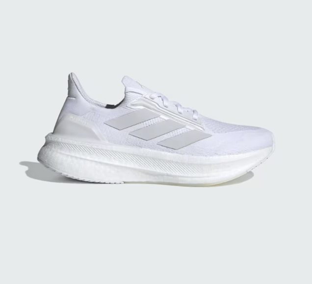 Heskicks tweet media