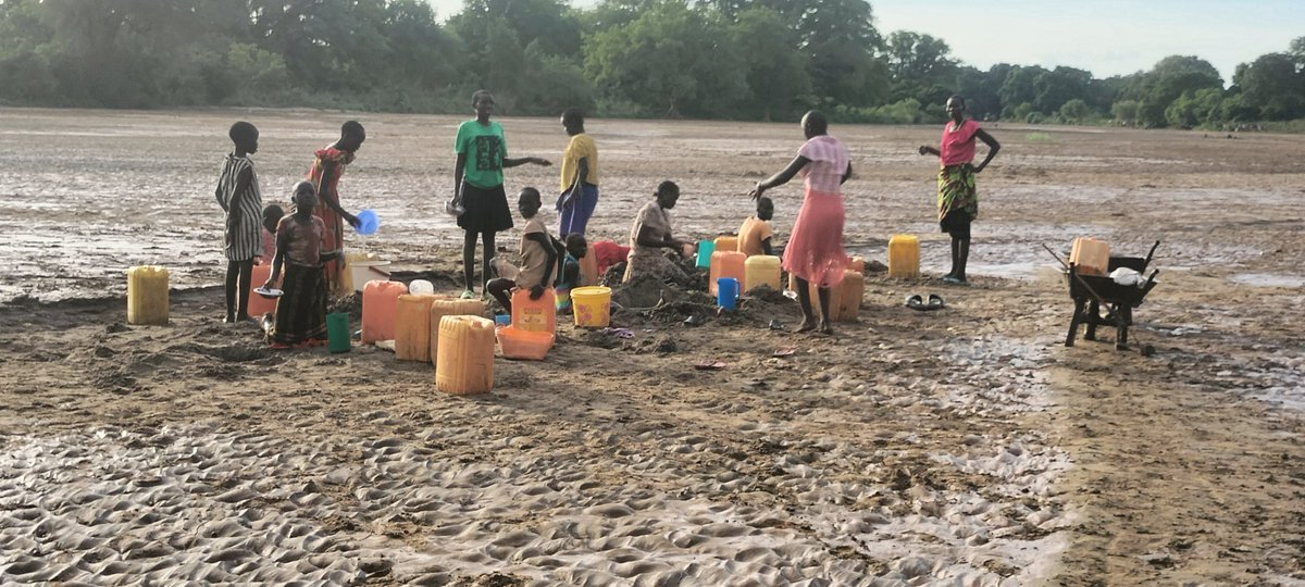 3Singaita's tweet photo. Kapoeta Mayor Abraham Lotede said residents digging for water along Singaita River is not due to lack of water.

He said the town has government and commercial boreholes, including free public water points.

He added WASH partners have assessed gaps and plan more boreholes. https://t.co/XuMgEk8ENx