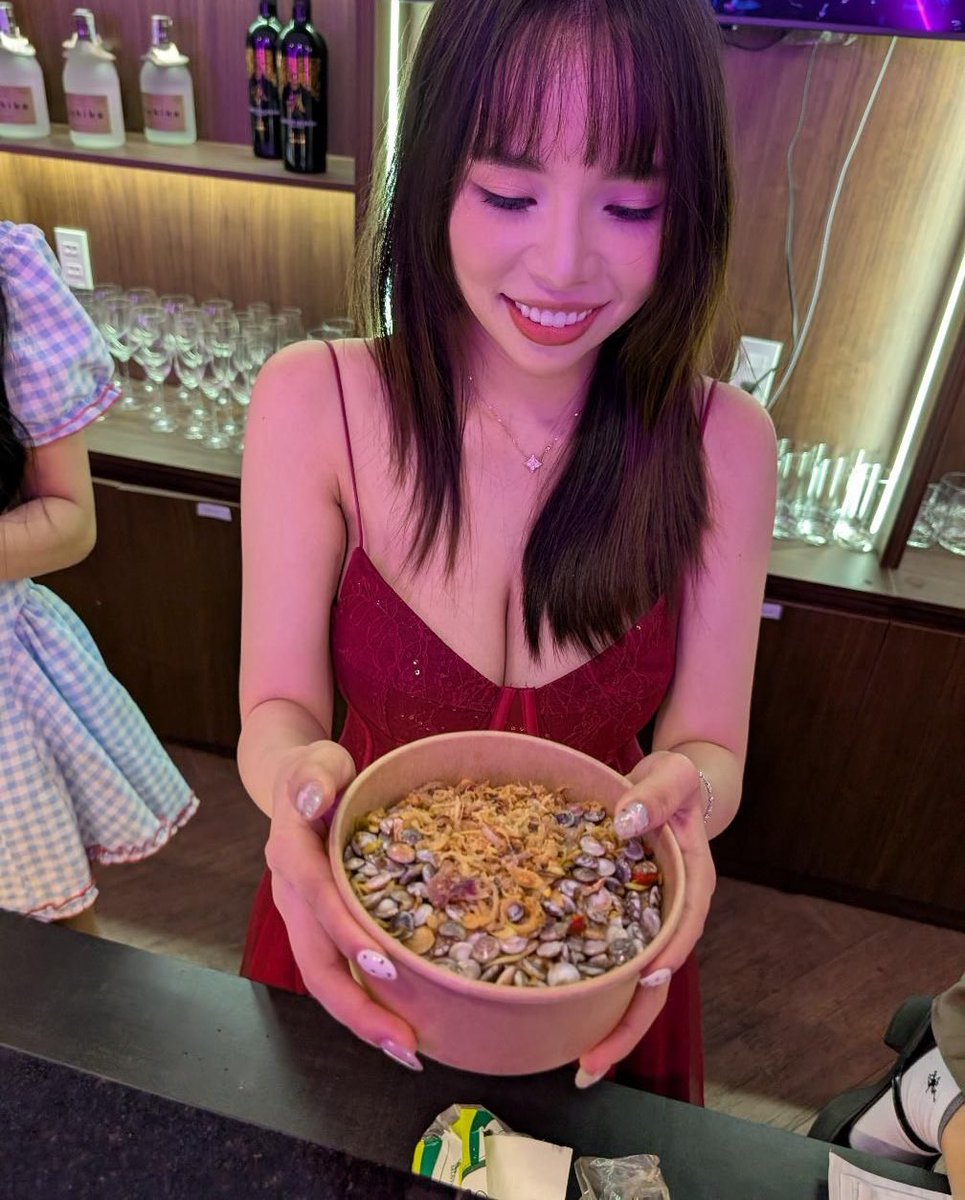 この料理は何ですか？ 🤤🤤🤤

#バー 
#ガールズバー 
#ダナン旅行 
#お酒を飲む 
#ダナンのガールズバー 
#ゲーム 
#面白い 
#バーで楽しむ 
#ダナンの女の子
#godbarlounge