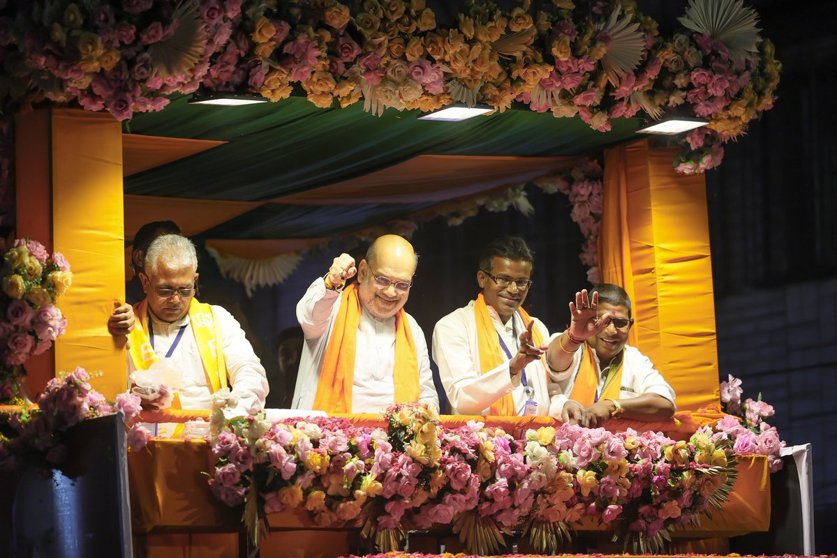 এক উন্নত ও সমৃদ্ধ পশ্চিমবঙ্গের জন্য মানুষ বিজেপির সঙ্গে পদযাত্রায় সামিল হচ্ছে। পশ্চিম মেদিনীপুরের খড়গপুরে বিশাল রোড শো'র নেতৃত্ব দিলাম।
#BhorosharShopothBJP