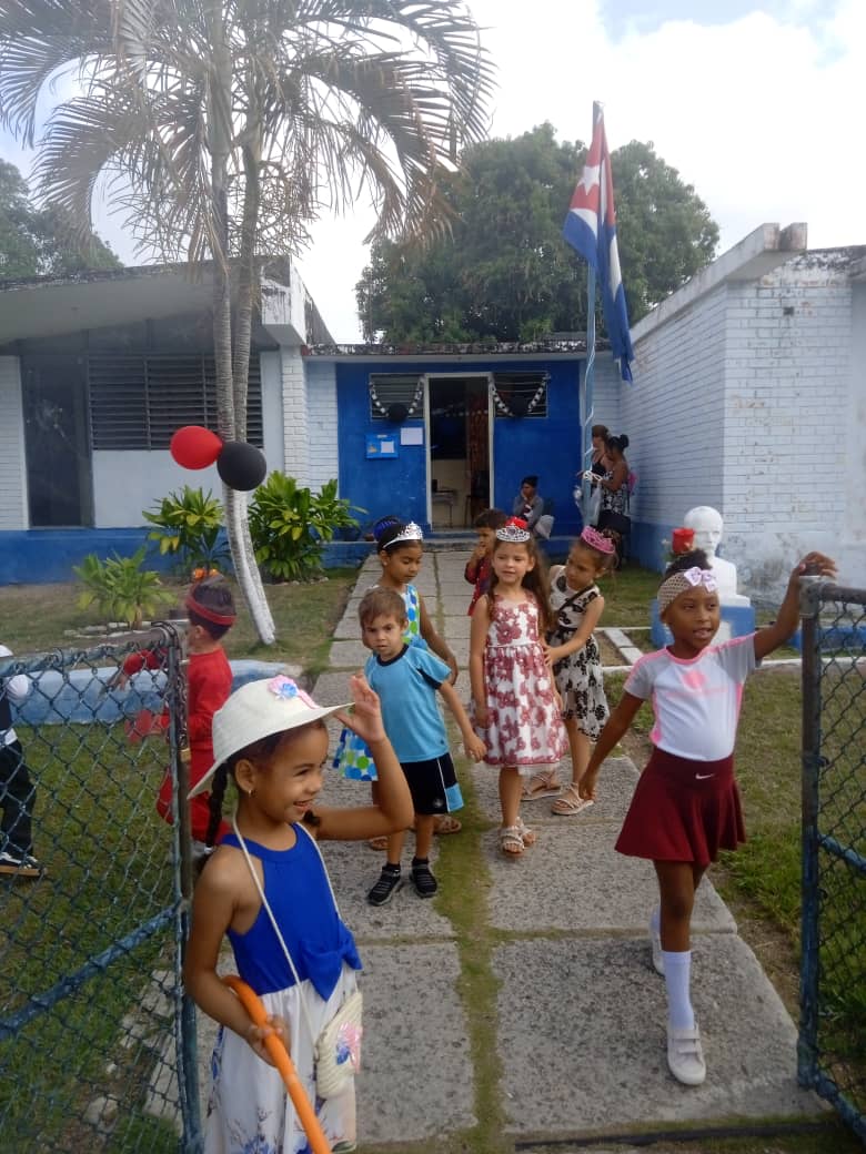 deborsh46440's tweet photo. #EducacionGuanabacoa. Felicidades en el 65 Aniversario de la creación de los Círculos infantiles ,donde el compromiso y la alegría de sus trabajadores adornan los días de los niños y niñas de la Primera Infancia y los preparan  para el futuro. https://t.co/z4FTUAh6v0