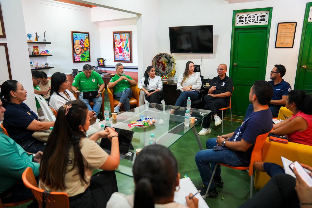 Carnaval_SA's tweet photo. Este trabajo conjunto es fundamental para garantizar la sostenibilidad de la fiesta, introducir mejoras y avanzar en la consolidación de la cultura de Barranquilla, reconociendo a nuestros hacedores como el corazón que mantiene vivas nuestras tradiciones.🎉🪘 https://t.co/eX0Ho9OBkn