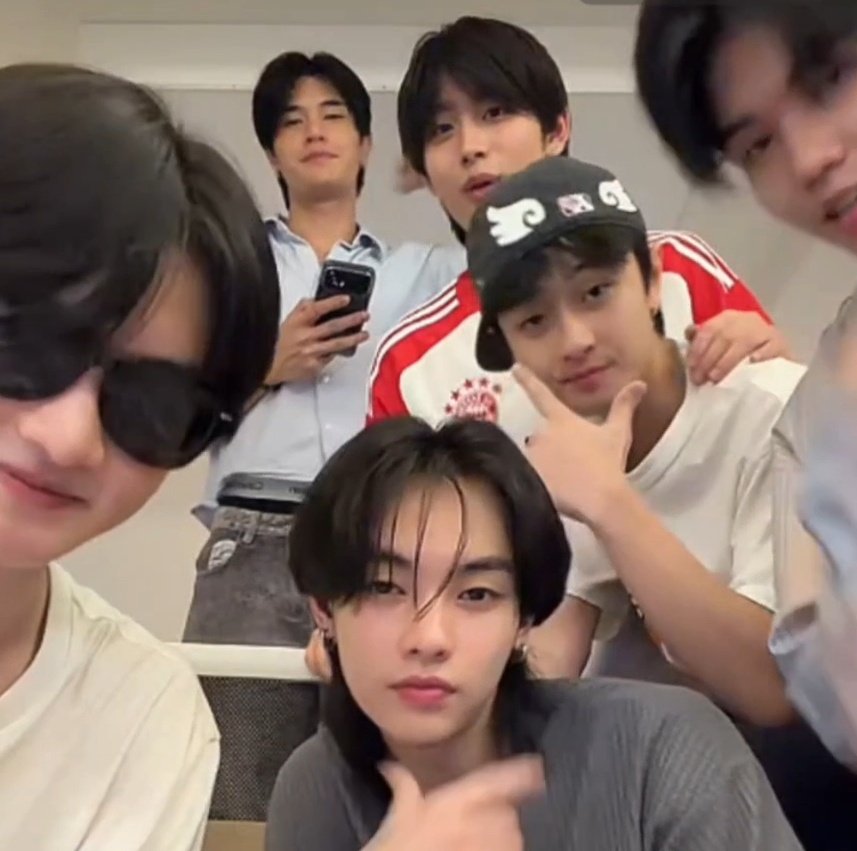 0kybluvcore's tweet image. there’s so much space beside captain phuu, but my nong chai chose to squeeze into that tiny spot, just peeking beside wavii hmmmm i see the game you’re playing, kid😏
#Pete_nvich #waavetnp #petewave