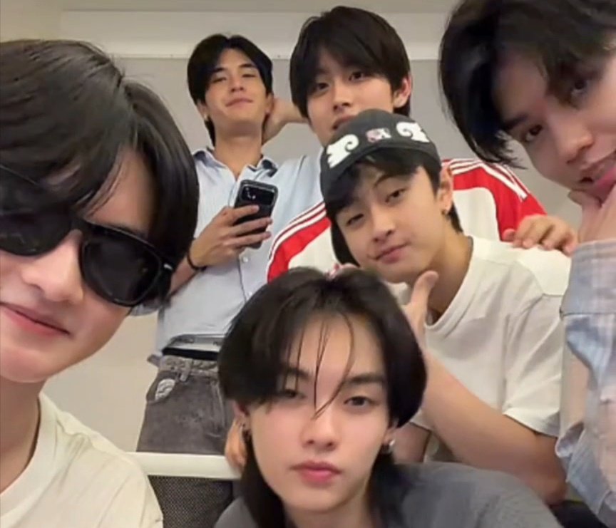 0kybluvcore's tweet image. there’s so much space beside captain phuu, but my nong chai chose to squeeze into that tiny spot, just peeking beside wavii hmmmm i see the game you’re playing, kid😏
#Pete_nvich #waavetnp #petewave