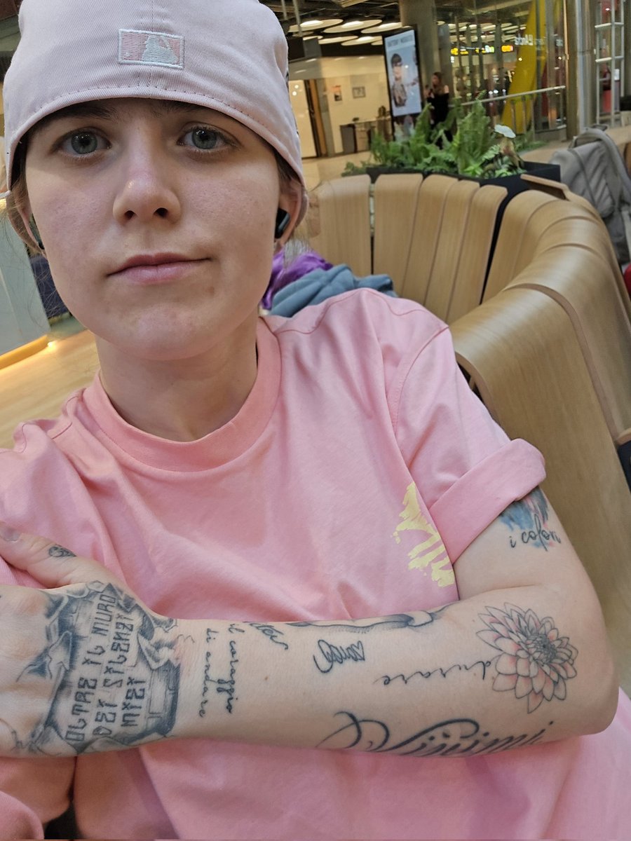 Cappellino rosa torna a casa, molto triste, ma grata di aver vissuto 10 giorni incredibili, mi mancherà tutto. <a href="/LauraPausini/">Laura Pausini</a> manchi già, spacca anche dall'altra parte del mondo 🩷