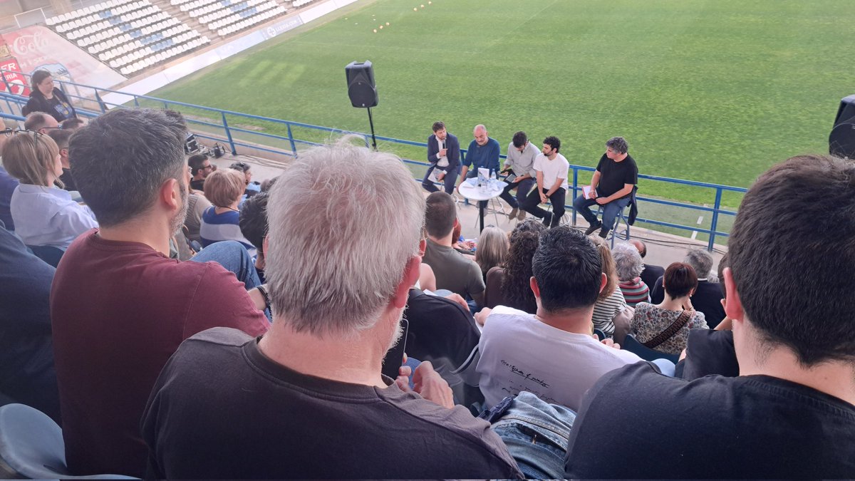 poch_espin's tweet image. Quin goig. És difícil. Molt difícil. Peró ser i sentir-se del @LleidaCF va més enllà de moltes coses... Per la seua ciutat i tota la resta del nostre territori: SEMPRE #LLEIDA!!! 💙💙🤍⚽️💪🏼