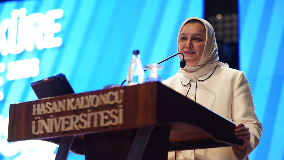 hkunv's tweet photo. 📌Hasan Kalyoncu Üniversitesi Ev Sahipliğinde Kariyerküre Zirve 2026 Yoğun Katılımla Gerçekleşti

Gençlerin kariyer yolculuklarına yeni bir perspektif kazandırmayı hedefleyen Kariyerküre Zirve 2026, Hasan Kalyoncu Üniversitesi (HKÜ) ev sahipliğinde gerçekleştirildi. Eğitim ile gerçek hayat arasındaki bağı güçlendirmek amacıyla hayata geçirilen zirve; HKÜ Kongre ve Kültür Merkezi’nde (KKM) düzenlendi. Gençleri, velileri, eğitimcileri ve iş dünyasını aynı platformda buluşturan zirvenin açılışına; Milli Eğitim Bakan Yardımcısı Bilal Macit, HKÜ Rektör Vekili Prof. Dr. Gül Rengin Küçükerdoğan, Kariyerküre Kurucusu Esra Değerli, Kalyon PV Yönetim Kurulu Başkanı Kübra Kalyoncu, öğrenciler ve davetliler katıldı.

Haberin detayları için: ⏬👇⏬

https://t.co/VHlnfZ5vIC

@bilalmacit 
@Kure_kariyer