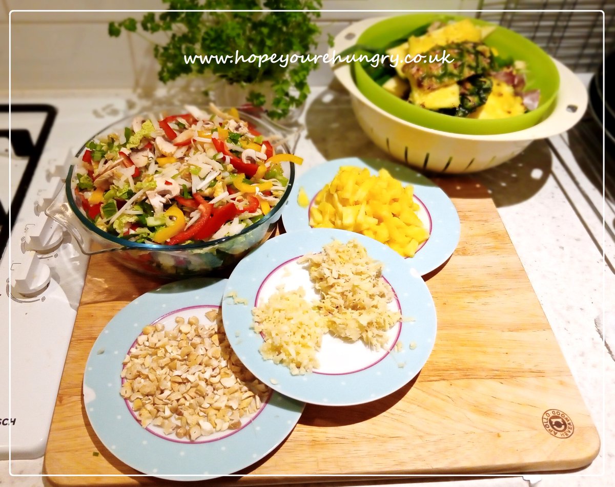 re_hungry's tweet image. Happy #Friday lovely Hungrys! Fridays are perfect for my swift &amp;amp; saucy Sweet &amp;amp; Sour Chicken - recipe here: hopeyourehungry.co.uk/friday-night-f… A fabulous Friday night feast for 4, all done in under 30 minutes! Stay hungry! ;) x #bakeithappen #recipes #easymeals #fastfood #foodies