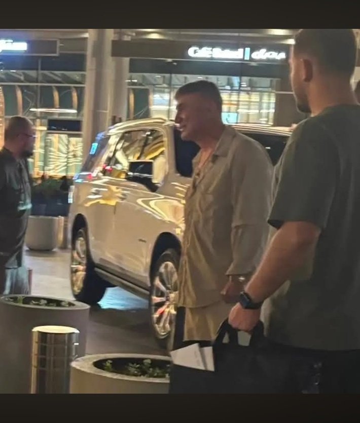 Dubai'de görüntülenen sayın Reis Sedat Peker'in, Türkiye'de alışılmış yardım yöntemini yurt dışında da sürdürdüğü görüldü. Yanında taşıdığı çantada, ihtiyaç sahiplerine verilmek üzere özel olarak hazırlanmış zarfların bulunduğu dikkat çekti.

Bilindiği üzere Peker'in, Türkiye'de