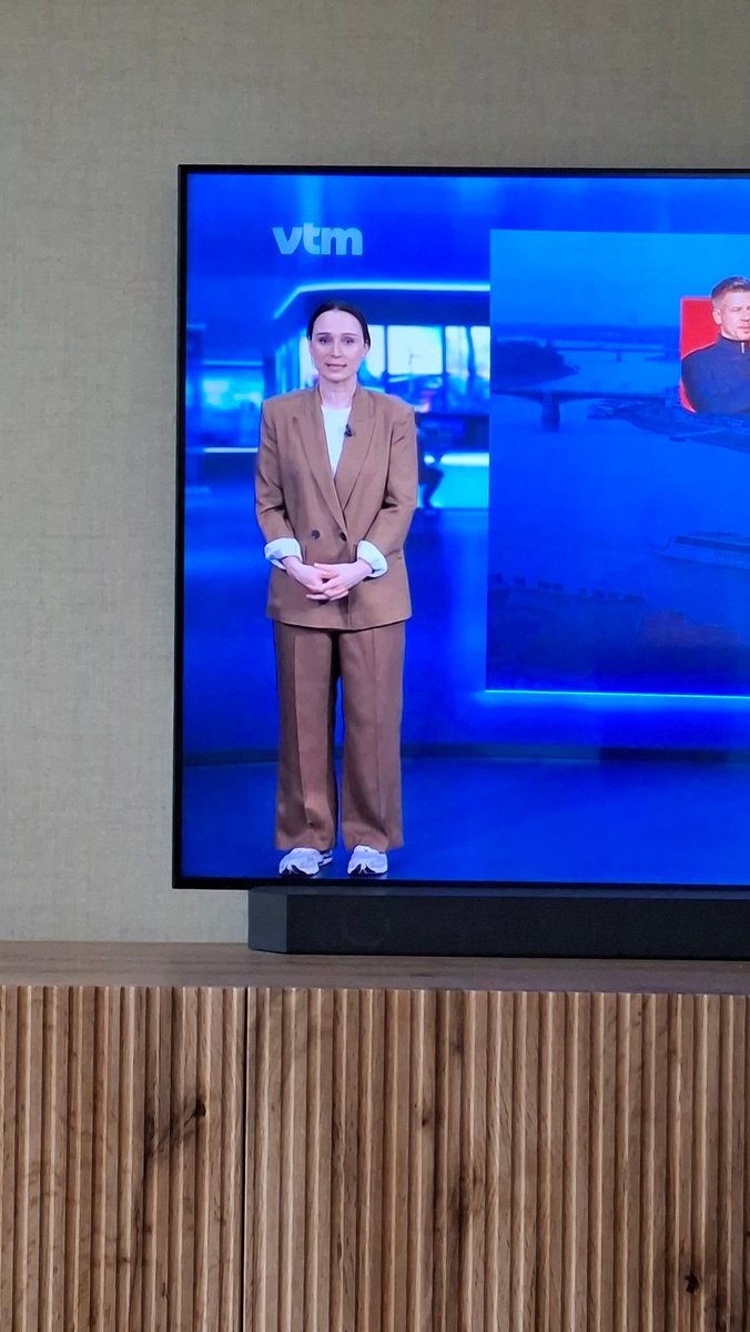 BeePeee46's tweet photo. #vtmnieuws hoog tijd dat die gatachterlijke mode van die debiele dad sneakers en een 2 maten te groot herenpak uit de mode gaat want het trekt op geen ene reet. https://t.co/0VByEen5Pd