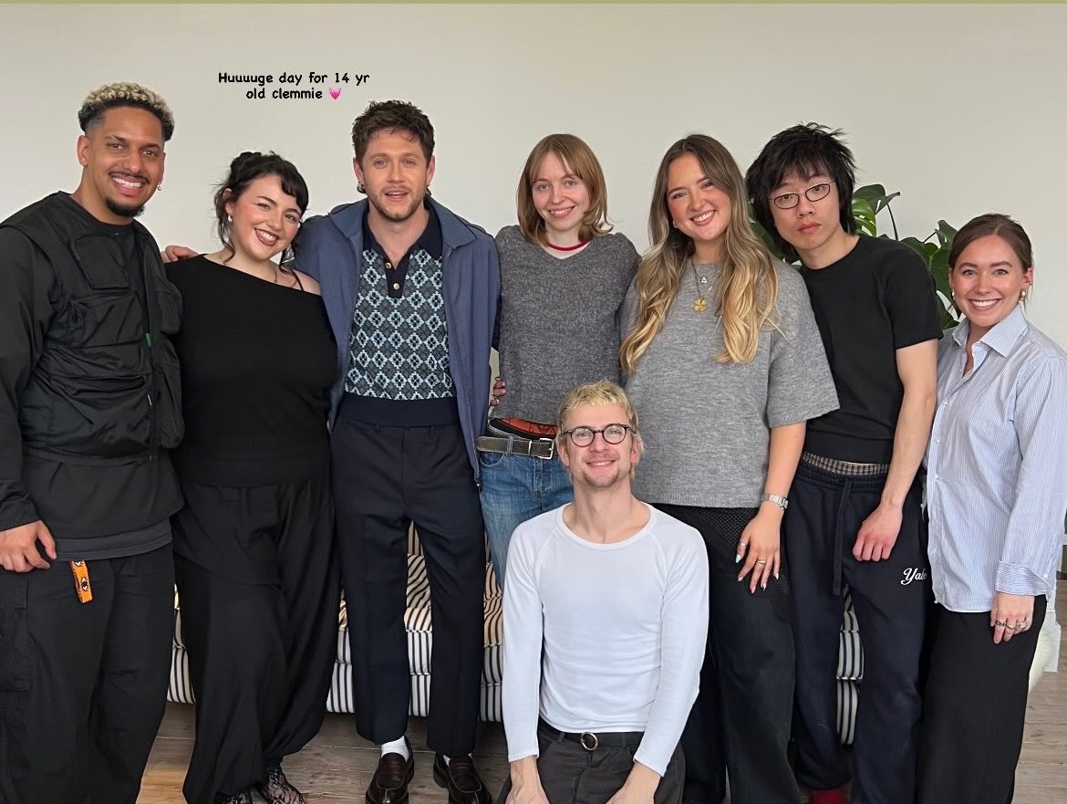 Niall junto al equipo de la revista Rollacoaster 

© clemmiehyde