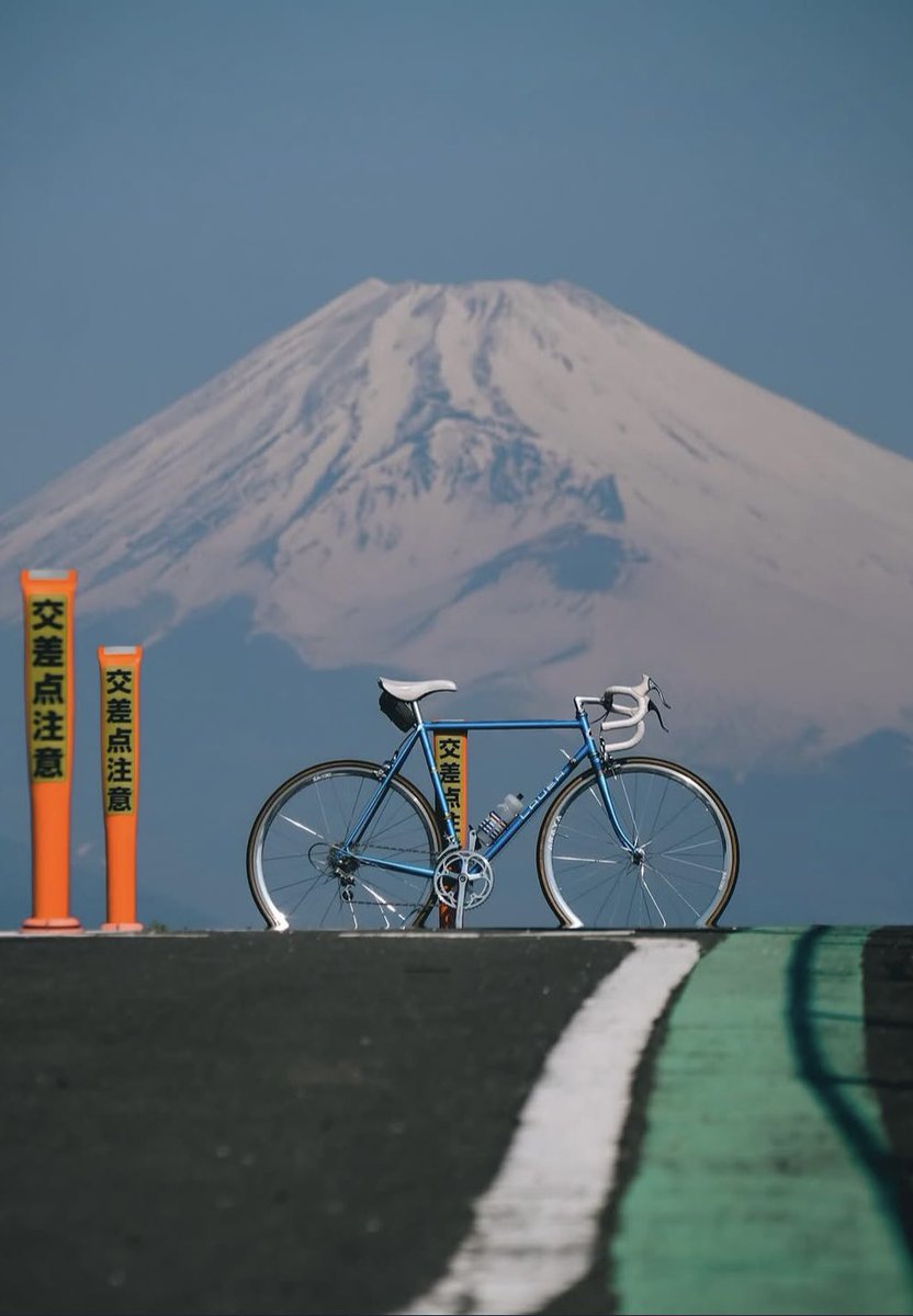 voshans's tweet image. Voor de toerfietser opent #Japan nieuwe wegen. Welhaast letterlijk. Ook buiten de geijkte paden. In de prefectuur #Shizuoka is bij helder zicht vrijwel overal de ‘heilige’ berg #Fuji zichtbaar. Met de voeten op de pedalen of met de voeten in ruststand, zoals in de stad #Numazu…