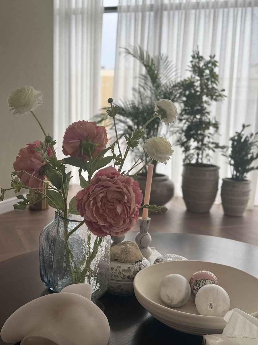 حتى في أكثر اللحظات عتمة و يأس يظل الأمل واقف بصمت كأنه يقول: ما انتهت الحكاية بعد🤍.