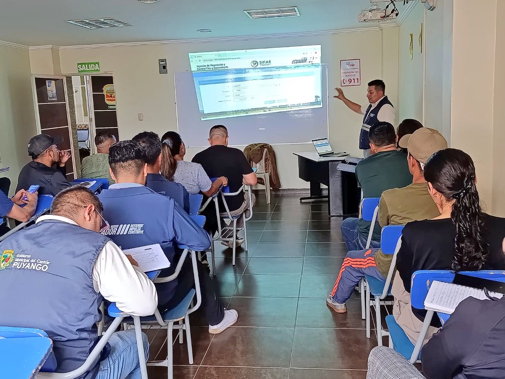AgrocalidadZ7's tweet photo. #Loja 📍 | Capacitamos a productores, líderes comunitarios y autoridades de Puyango sobre la Resolución 0057 del Manual de Identificación Animal Oficial, difundiendo el contenido de esta normativa. 🐄🔖
#AgrocalidadCapacita https://t.co/tA8Szyg5Rd