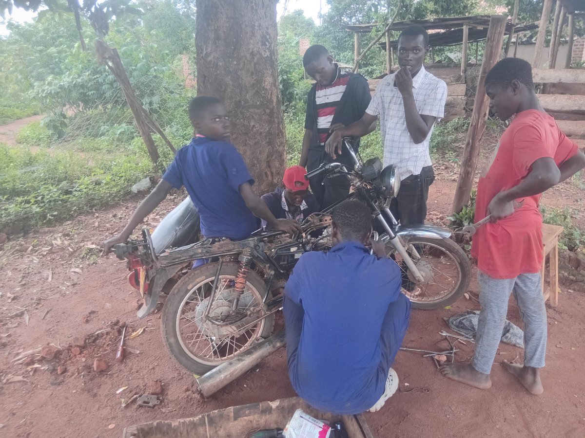 EngSseruzzi's tweet photo. Youths need access to vocational skills training like mechanical engineering, motorcycle repairing, tailoring and fashion designing, but due to poverty, and limited access to funding, many of them are left in the villages unemployed,which is affecting our society https://t.co/NlrLcFuTCT
