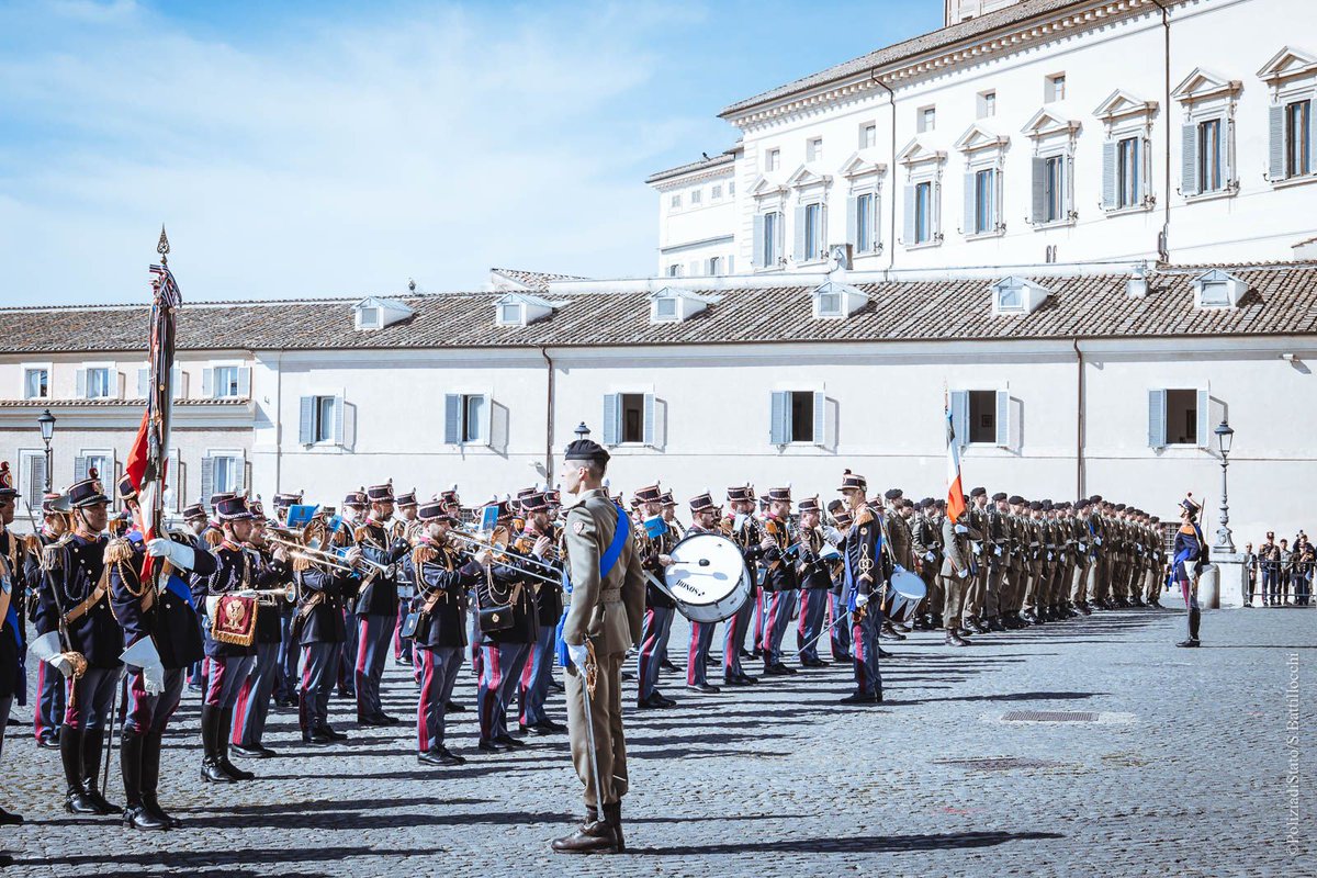 Per il 174° #AnniversarioPolizia, al <a href="/Quirinale/">Quirinale</a> la #poliziadistato monta la Guardia d'onore. I poliziotti in divisa storica danno il cambio della guardia ai Granatieri dell’<a href="/Esercito/">Esercito Italiano</a>, accompagnati dalla #Bandamusicale
poliziadistato.it/articolo/15306…
#10aprile #essercisempre