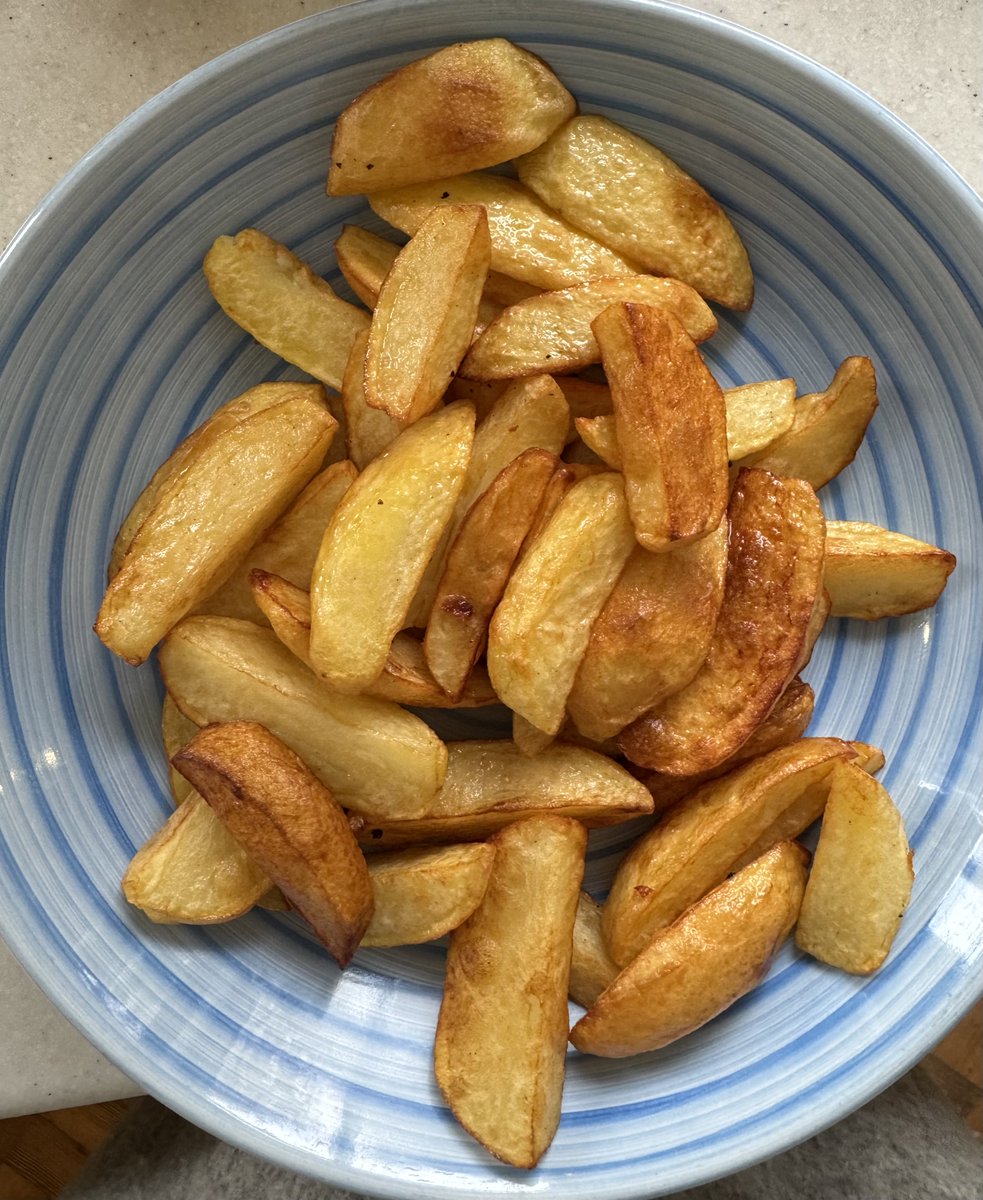Just couldn’t resist making home made chips 😋