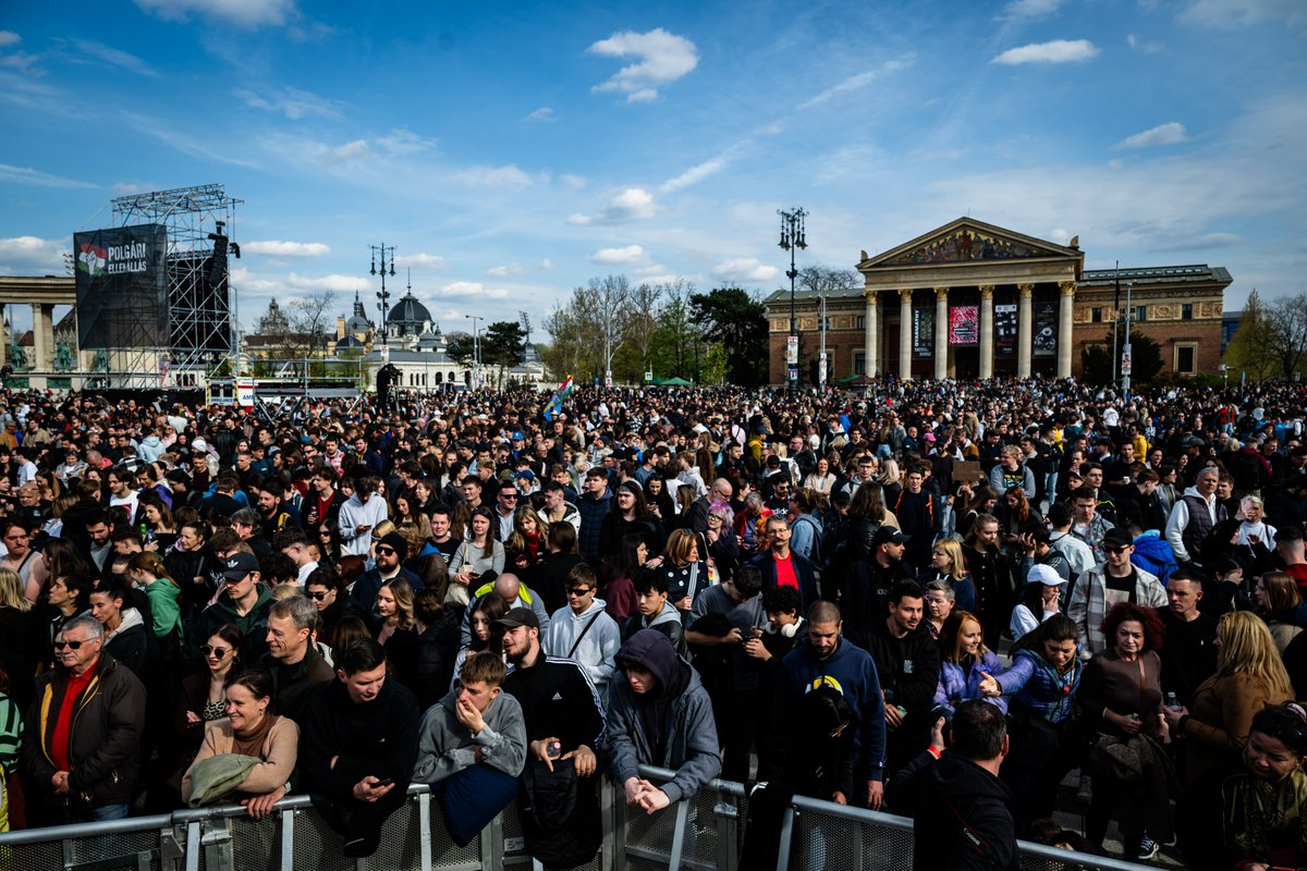 indexhu's tweet image. Rendszerbontó Nagykoncerten lépnek fel és szólalnak meg a hazai előadók.

index.hu/belfold/2026/0…

Fotó: Papajcsik Péter / Index

#Budapest #concert #Hubgary #opposition #singers #indexhu