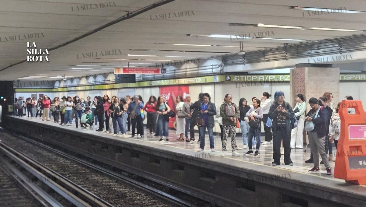 Usuarios del Metro de la Ciudad de México enfrentaron largas filas y retrasos en la estación Ciudad Universitaria de la Línea 3, tras el cierre de accesos sin previo aviso.

Las obras rumbo al Copa Mundial de la FIFA 2026 provocaron confusión y desorden, dejando a miles de