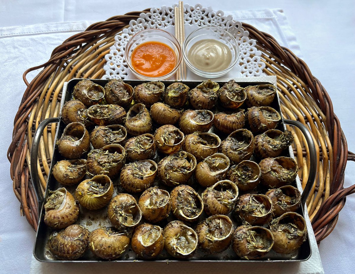 CanPauTorrents's tweet photo. Cargol treu banya, puja a la muntanya. Cargol treu vi, vine a tastar-lo a Sant Joan Despí! 🐌🐌
NOVETAT A LA CARTA 🔥 Cargols a la llauna https://t.co/UDD7SQk3bX