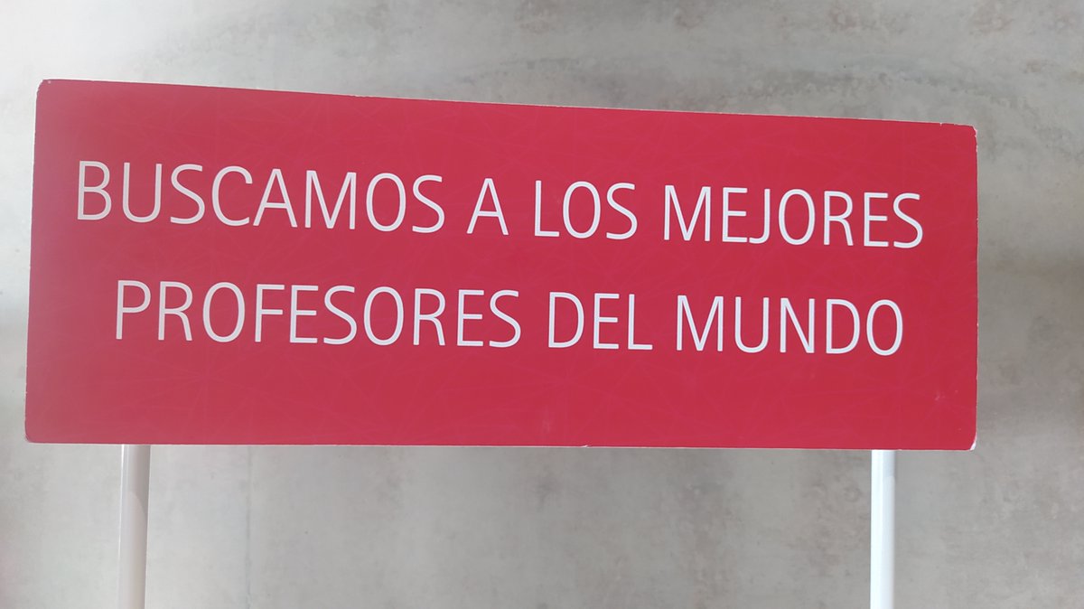 majimeno's tweet photo. Veo este mensaje en el hall de la biblioteca de la @unav. 
Aprovecho: ¿quién o quiénes han sido esos profesores que te han marcado? https://t.co/21AnzSdEMf