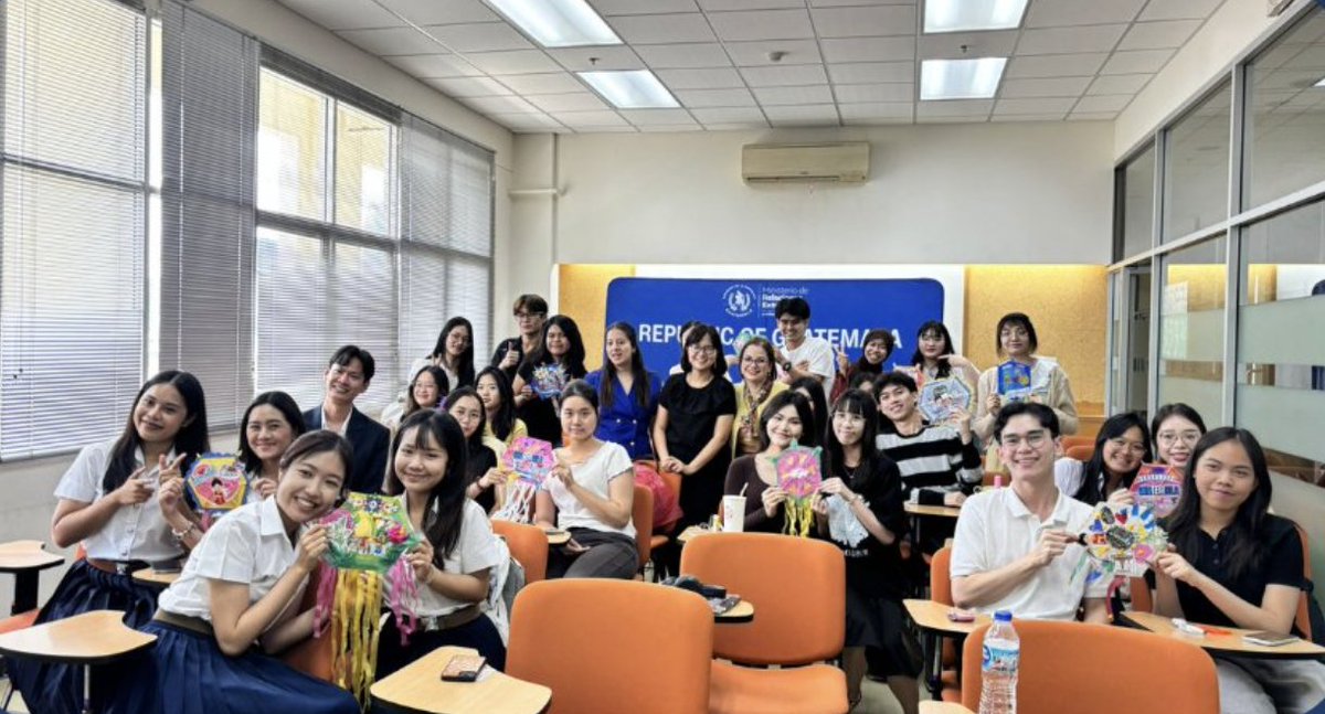 MinexGt's tweet photo. #GuatemalaEnTailandia | La embajadora de Guatemala en Tailandia, Shirley Aguilar, presentó a estudiantes de la carrera de español de la Universidad de Chulalongkorn —institución reconocida entre las más prestigiosas de Tailandia— el Festival de Barriletes.

Durante la actividad, la embajadora compartió el significado cultural de esta expresión guatemalteca, reconocida por sus colores, simbolismo y vínculo con las tradiciones del país. La jornada permitió acercar a los estudiantes a una manifestación que forma parte del patrimonio cultural guatemalteco.

Como parte del encuentro, los participantes elaboraron sus propios barriletes en un taller breve, en el que también presentaron ideas que integraron elementos de las culturas de Guatemala y Tailandia.

Con estas acciones, la Embajada de Guatemala en Tailandia continúa promoviendo espacios de acercamiento con la comunidad académica para dar a conocer las tradiciones del país y fortalecer la diplomacia cultural.

📰 https://t.co/hM5nNwCoL0