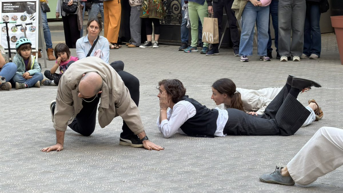 ajmanresa's tweet photo. 🫀 Comença el Festival Batecs de Dansa amb l’espectacle Pols i Partícules de Pepa Cases al Pati del Kursaal

🩰 La 8a edició del certàmen omplirà el centre de la ciutat de dansa durant tot el cap de setmana

👉🏼 Consulta el programa a https://t.co/vGTOvrM7ZE https://t.co/3s39Rc4zpN