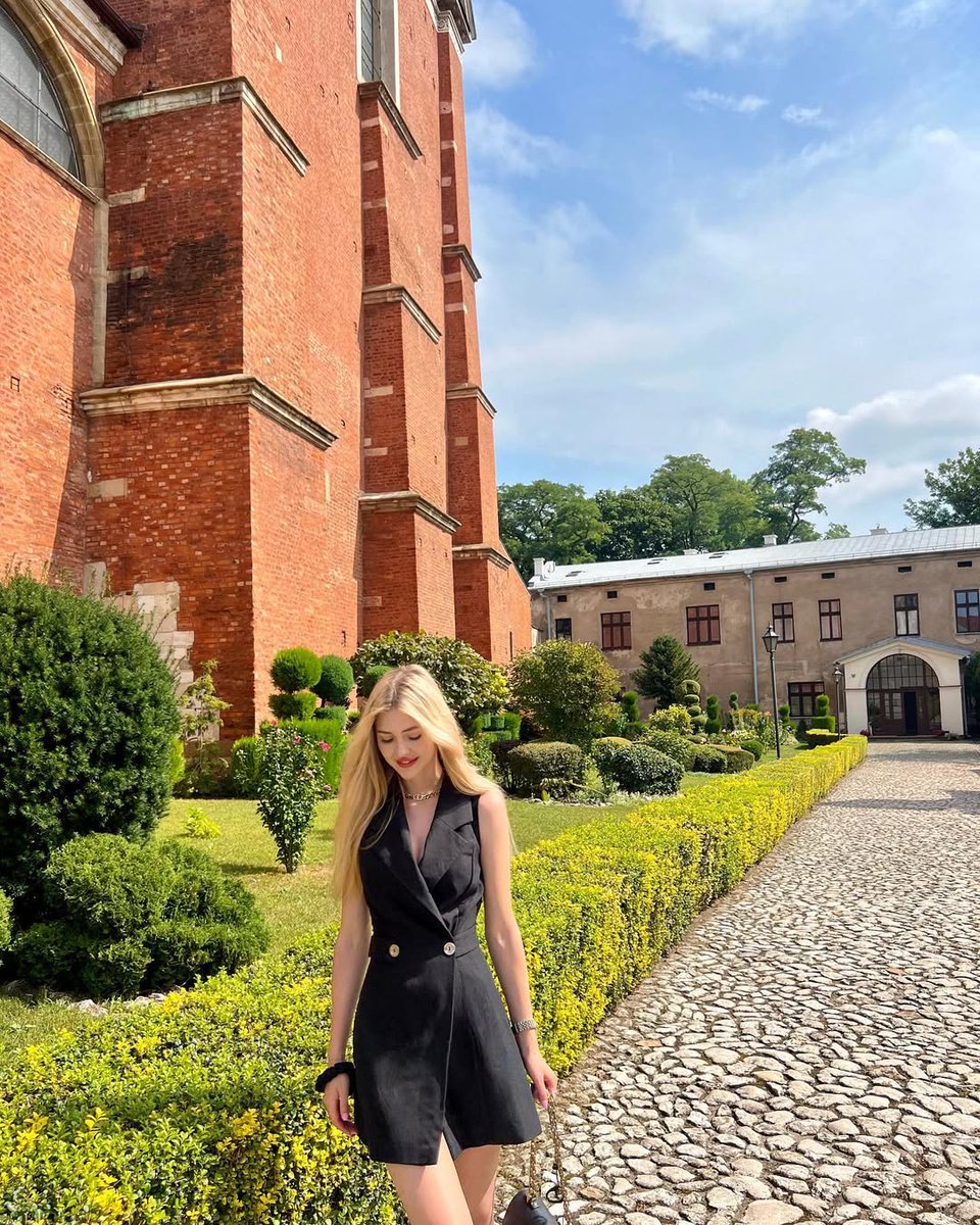 DianaDFGHun5f's tweet image. The weather is great, and my mood is just right. The sunlight falls on my face and into my heart. Today's happiness comes from this sunny day. #GoodWeather #travelling