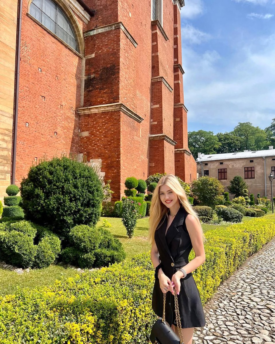 DianaDFGHun5f's tweet image. The weather is great, and my mood is just right. The sunlight falls on my face and into my heart. Today's happiness comes from this sunny day. #GoodWeather #travelling