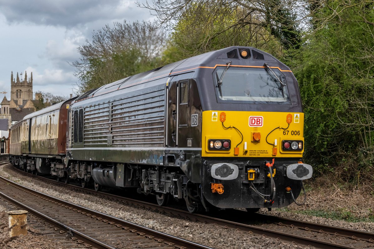 chriss_photos1's tweet image. A quick trip into Stamford after meeting my son for lunch as he heads back to the North East, produced 67006 on 3Z83 P/boro W Yard to Stamford via Melton Mowbray with The Belmond British Pullman (VSOE) Stock. 10th April 2026 #Railwayphotography #UKRailways #VSOE #Class67