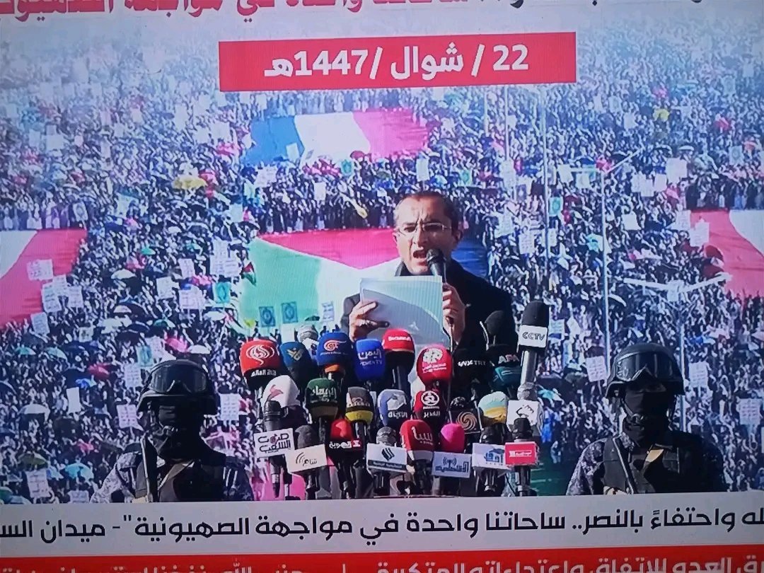 المجاهد سليم المغلس، أمين سر رئاسة الجمهورية وعضو المكتب السياسي، يرتل آيات النصر والصبر بين جموعٍ مليونية محتشدة في ميدان السبعين، في مشهدٍ يجسّد الإيمان والثبات.🇾🇪