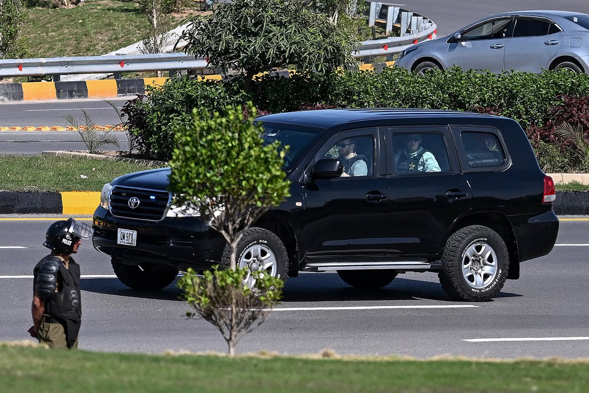 ZebAmin01's tweet photo. US secret services in Islamabad today.
Love to see the Chevrolet Tahoe on streets of Islamabad https://t.co/qLAjfG4Xug