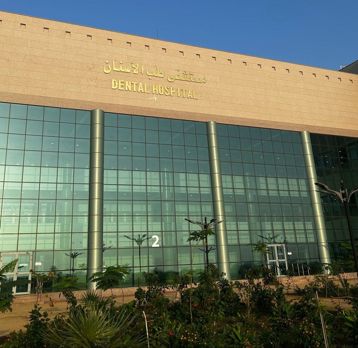 ليه عمري مالقى لبرده دفى الا دفاكِ 
وليه أنا عيني تشوف 
وماتشوف الا بهاكِ
❣️