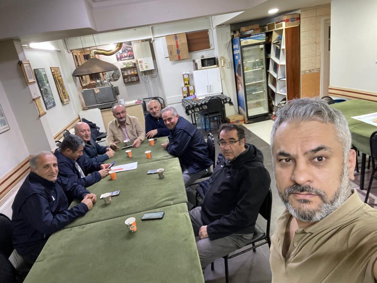 Ahmet0972's tweet photo. Fatih mahalle başkanı @ademkk165576  meclis üyemiz @RGulyuz  @RTErdogan @EmrullahErkus @abdullahozdemir @akpartiistanbul @akparti_esenler @NazifeOz58 @oktayilmaz18 @tevfikgoksu https://t.co/Sk8SdPmb2S