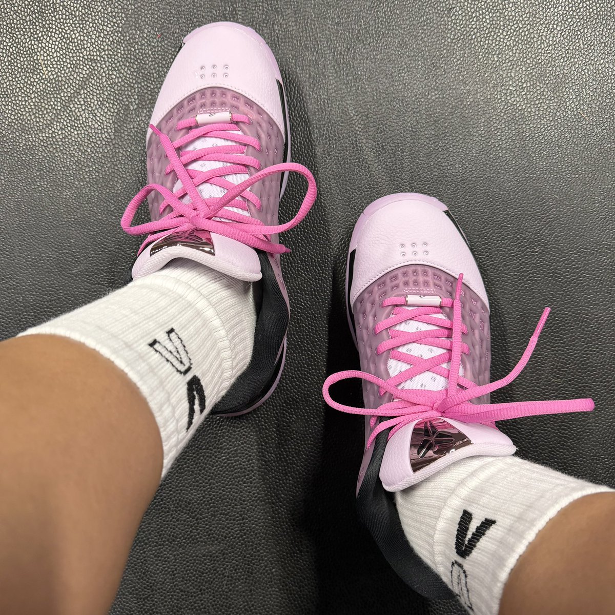 honeyMOmoney's tweet image. My favorite Kobe pickup this year thus far. Beautiful color and so comfy on feet 😌 Happy #FIREFRIDAYS ‼️ #KOTD 
👟 Kobe 3 Protro low Mamba Magic